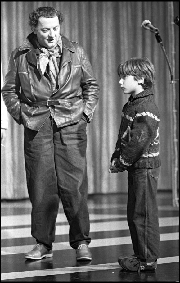 Coluche avec son fils Romain Colucci sur scène en 1980.