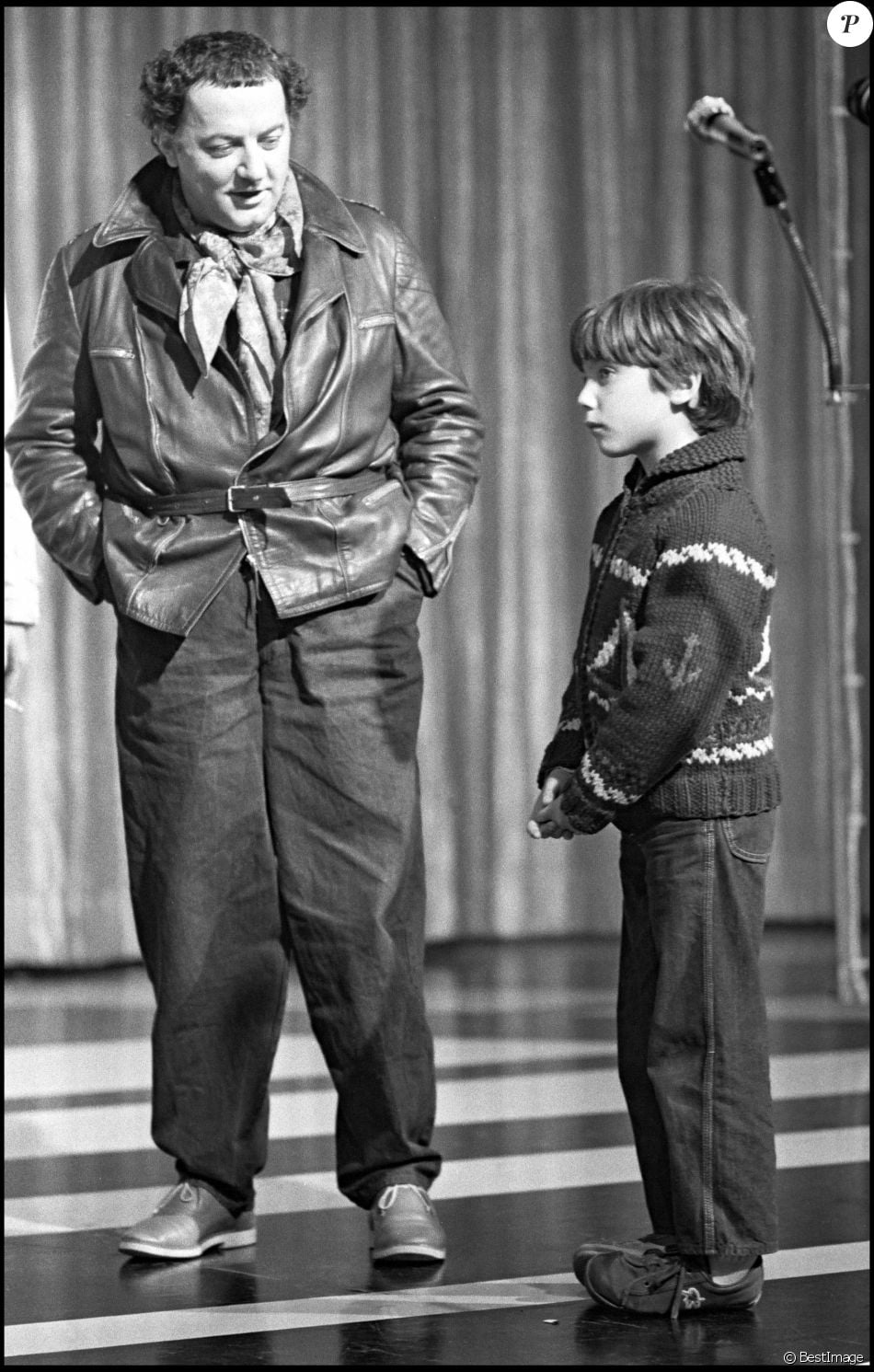 Coluche Avec Son Fils Romain Colucci Sur Sc ne En 1980 Purepeople coluche-avec-son-fils-romain-colucci-sur-sc-ne-en-1980-purepeople