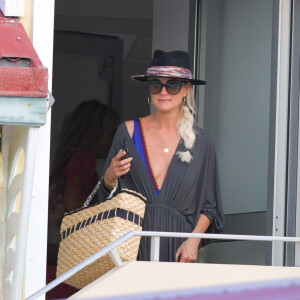Exclusif - Pour le deuxième anniversaire de la mort de Johnny, Laeticia Hallyday et ses filles se rendent sur sa tombe au cimetière de Lorient à Saint-Barthélemy, le 6 décembre 2019.