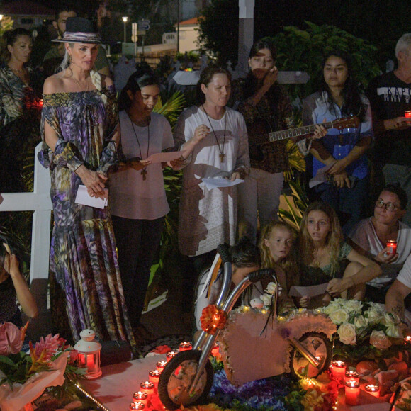 Exclusif - Pour le deuxième anniversaire de la mort de Johnny, Laeticia Hallyday et ses filles Jade et Joy se recueillent une nouvelle fois sur sa tombe au cimetière de Lorient à Saint-Barthélemy, le 6 décembre 2019.