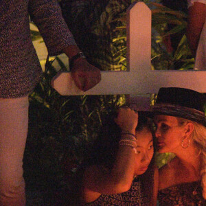 Exclusif - Pour le deuxième anniversaire de la mort de Johnny, Laeticia Hallyday et ses filles Jade et Joy se recueillent une nouvelle fois sur sa tombe au cimetière de Lorient à Saint-Barthélemy, le 6 décembre 2019.