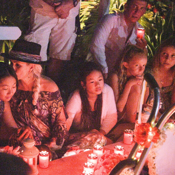Exclusif - Pour le deuxième anniversaire de la mort de Johnny, Laeticia Hallyday et ses filles Jade et Joy se recueillent une nouvelle fois sur sa tombe au cimetière de Lorient à Saint-Barthélemy, le 6 décembre 2019.