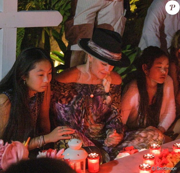 Exclusif - Pour le deuxième anniversaire de la mort de Johnny, Laeticia Hallyday et ses filles Jade et Joy se recueillent une nouvelle fois sur sa tombe au cimetière de Lorient à Saint-Barthélemy, le 6 décembre 2019.
