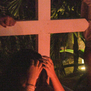 Exclusif - Pour le deuxième anniversaire de la mort de Johnny, Laeticia Hallyday et ses filles Jade et Joy se recueillent une nouvelle fois sur sa tombe au cimetière de Lorient à Saint-Barthélemy, le 6 décembre 2019.