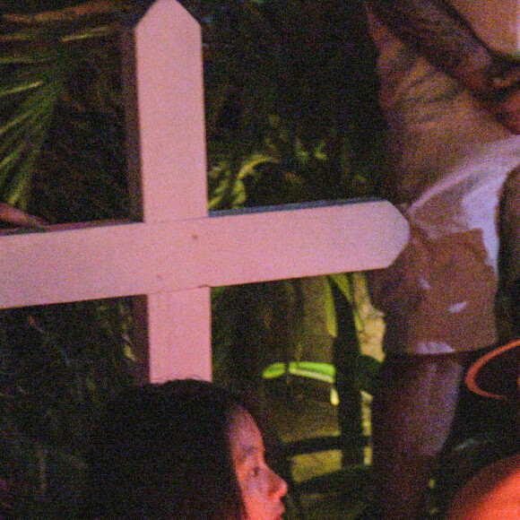 Exclusif - Pour le deuxième anniversaire de la mort de Johnny, Laeticia Hallyday et ses filles Jade et Joy se recueillent une nouvelle fois sur sa tombe au cimetière de Lorient à Saint-Barthélemy, le 6 décembre 2019.