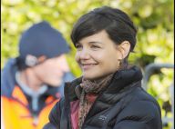 Katie Holmes respire le bonheur malgré... un look impossible ! Elle est très complice avec son nouveau partenaire...