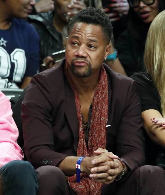 Cuba Gooding Jr. assiste avec une amie au match de basket des Pelicans vs Nets au Barclays Center dans le quartier de Brooklyn à New York, le 4 novembre 2019