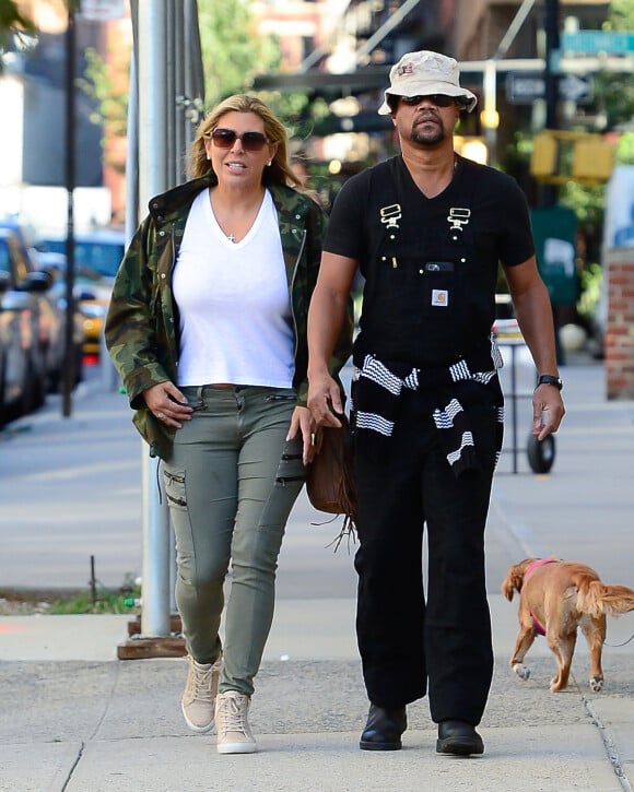 Cuba Gooding Jr. et sa compagne Claudine De Niro se promènent dans les rues de New York, le 14 octobre 2019.
