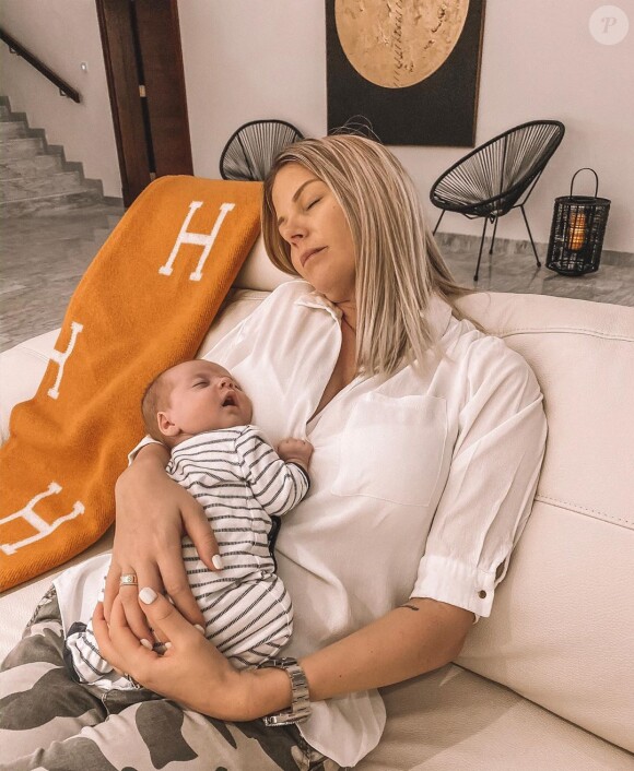 Jessica Thivenin dort avec son fils Maylone dans les bras, Instagram, le 20 novembre 2019