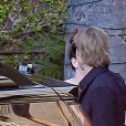 Exclusif - Brad Pitt prend dans les bras une mystérieuse inconnue dans une zone isolée devant un hôtel cinq étoiles à Hollywood le 18 septembre 2019. L'acteur a passé 90 minutes à l'hôtel avant de sortir avec cette femme. L'acteur a l'air élégant dans un costume noir tandis que cette femme porte un t-shirt Gucci, un jean déchiré et des chaussures Gucci.