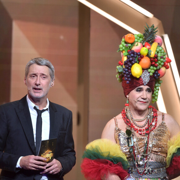 Exclusif - Antoine de Caunes et José Garcia lors de la cérémonie de la 1ère édition des "Olympia Awards" (cérémonie récompensant des artistes de la musique et de l'humour, présentée par A. de Caunes) à l'Olympia. Paris, le 11 décembre 2019. © Gorassini-Tribeca/Bestimage