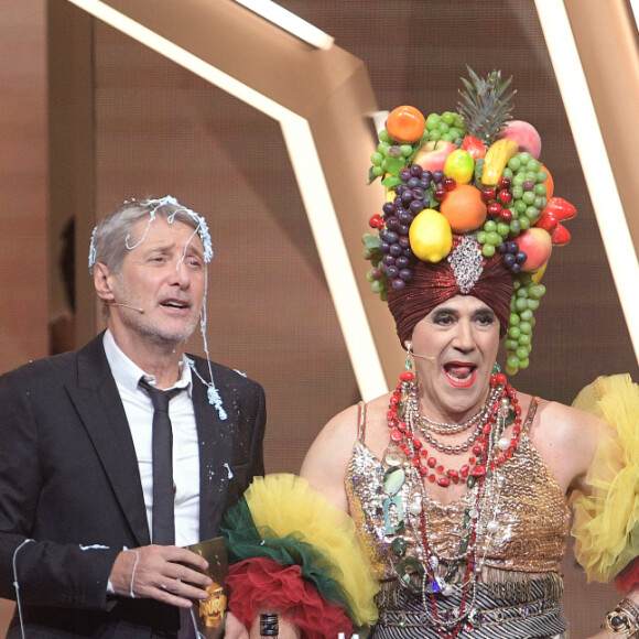 Exclusif - Antoine de Caunes et José Garcia lors de la cérémonie de la 1ère édition des "Olympia Awards" (cérémonie récompensant des artistes de la musique et de l'humour, présentée par A. de Caunes) à l'Olympia. Paris, le 11 décembre 2019. © Gorassini-Tribeca/Bestimage