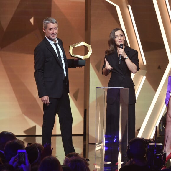 Exclusif - Antoine de Caunes, Camille Lellouche (Spectacle d'humour de l'année) et José Garcia lors de la cérémonie de la 1ère édition des "Olympia Awards" (cérémonie récompensant des artistes de la musique et de l'humour, présentée par A. de Caunes) à l'Olympia. Paris, le 11 décembre 2019. © Gorassini-Tribeca/Bestimage