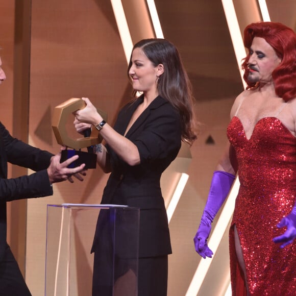 Exclusif - Antoine de Caunes, Camille Lellouche (Spectacle d'humour de l'année) et José Garcia lors de la cérémonie de la 1ère édition des "Olympia Awards" (cérémonie récompensant des artistes de la musique et de l'humour, présentée par A. de Caunes) à l'Olympia. Paris, le 11 décembre 2019. © Gorassini-Tribeca/Bestimage