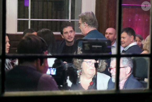 Kit Harington et sa femme Rose Leslie quittent l'église St Botolph-without-Bishopsgate à l'issue de la soirée de chants de Noël de l'association "MS Society". Londres, le 10 décembre 2019.