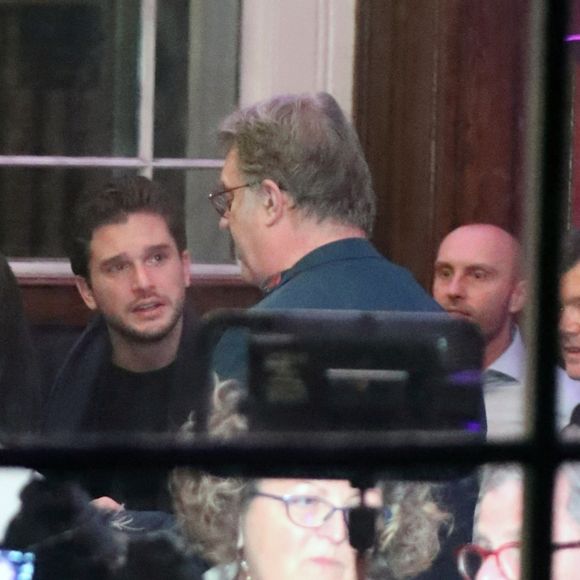 Kit Harington et sa femme Rose Leslie quittent l'église St Botolph-without-Bishopsgate à l'issue de la soirée de chants de Noël de l'association "MS Society". Londres, le 10 décembre 2019.