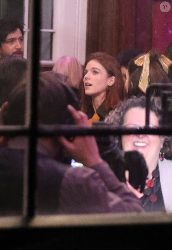 Kit Harington et sa femme Rose Leslie quittent l'église St Botolph-without-Bishopsgate à l'issue de la soirée de chants de Noël de l'association "MS Society". Londres, le 10 décembre 2019.