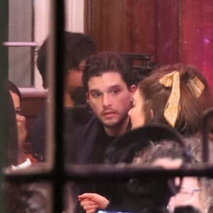 Kit Harington et sa femme Rose Leslie quittent l'église St Botolph-without-Bishopsgate à l'issue de la soirée de chants de Noël de l'association "MS Society". Londres, le 10 décembre 2019.