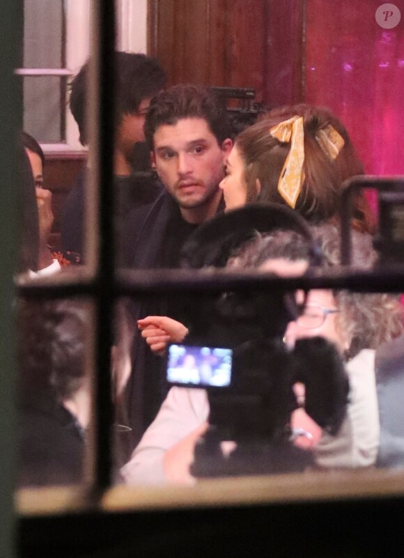 Kit Harington et sa femme Rose Leslie quittent l'église St Botolph-without-Bishopsgate à l'issue de la soirée de chants de Noël de l'association "MS Society". Londres, le 10 décembre 2019.