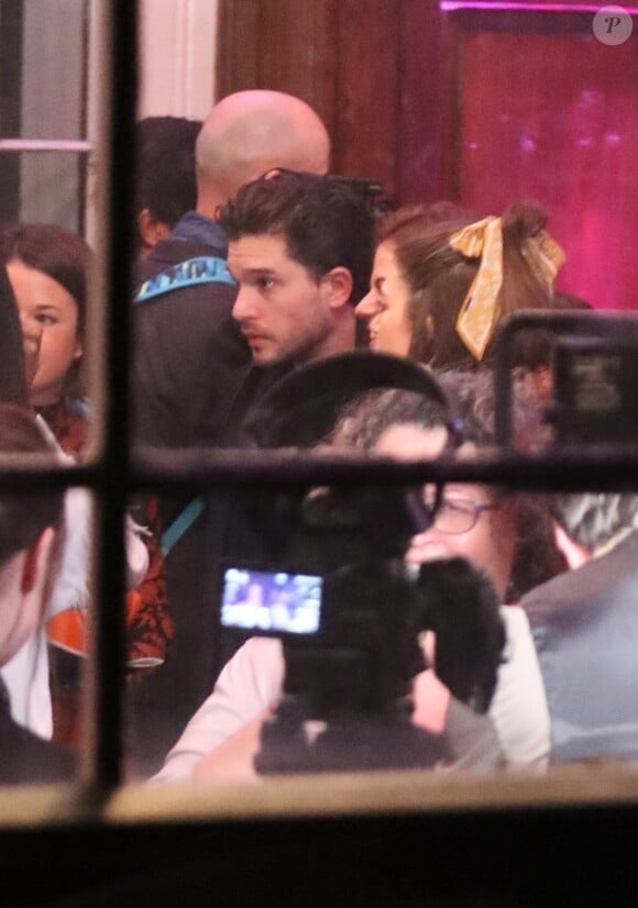 Kit Harington et sa femme Rose Leslie quittent l'église St Botolph-without-Bishopsgate à l'issue de la soirée de chants de Noël de l'association "MS Society". Londres, le 10 décembre 2019.