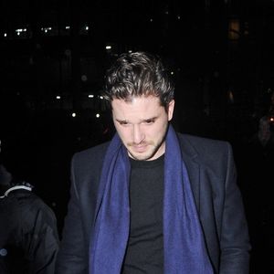 Kit Harington et sa femme Rose Leslie quittent l'église St Botolph-without-Bishopsgate à l'issue de la soirée de chants de Noël de l'association "MS Society". Londres, le 10 décembre 2019.