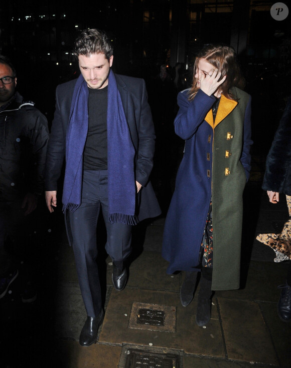 Kit Harington et sa femme Rose Leslie quittent l'église St Botolph-without-Bishopsgate à l'issue de la soirée de chants de Noël de l'association "MS Society". Londres, le 10 décembre 2019.