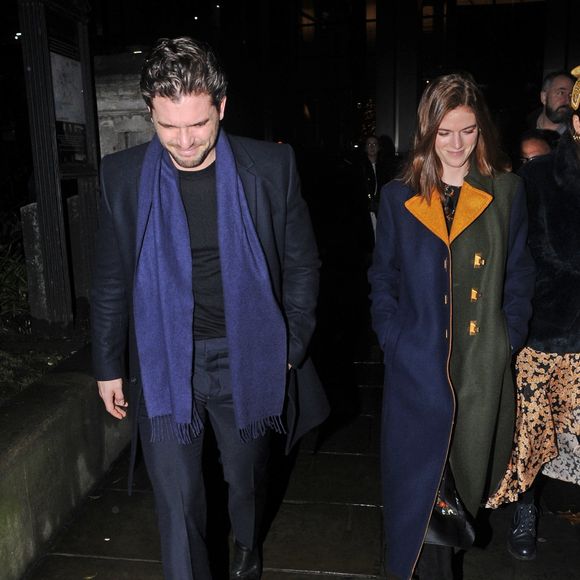 Kit Harington et sa femme Rose Leslie quittent l'église St Botolph-without-Bishopsgate à l'issue de la soirée de chants de Noël de l'association "MS Society". Londres, le 10 décembre 2019.