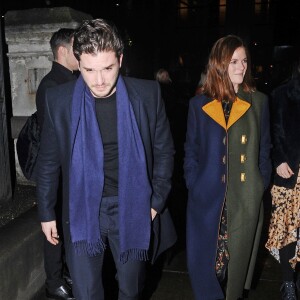 Kit Harington et sa femme Rose Leslie quittent l'église St Botolph-without-Bishopsgate à l'issue de la soirée de chants de Noël de l'association "MS Society". Londres, le 10 décembre 2019.