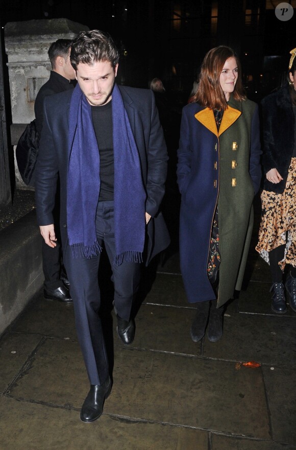 Kit Harington et sa femme Rose Leslie quittent l'église St Botolph-without-Bishopsgate à l'issue de la soirée de chants de Noël de l'association "MS Society". Londres, le 10 décembre 2019.