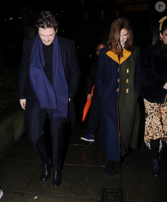 Kit Harington et sa femme Rose Leslie quittent l'église St Botolph-without-Bishopsgate à l'issue de la soirée de chants de Noël de l'association "MS Society". Londres, le 10 décembre 2019.