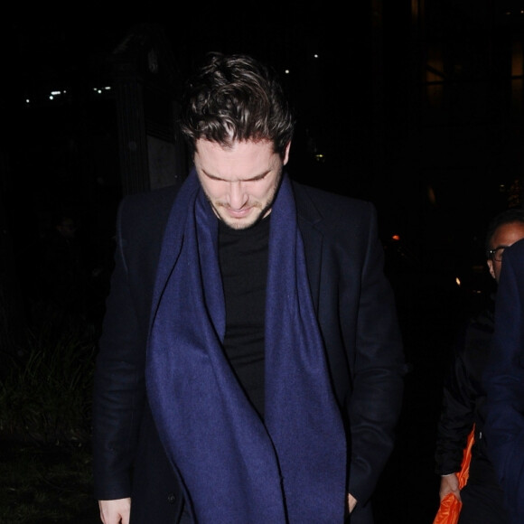 Kit Harington et sa femme Rose Leslie quittent l'église St Botolph-without-Bishopsgate à l'issue de la soirée de chants de Noël de l'association "MS Society". Londres, le 10 décembre 2019.