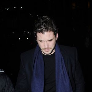 Kit Harington et sa femme Rose Leslie quittent l'église St Botolph-without-Bishopsgate à l'issue de la soirée de chants de Noël de l'association "MS Society". Londres, le 10 décembre 2019.