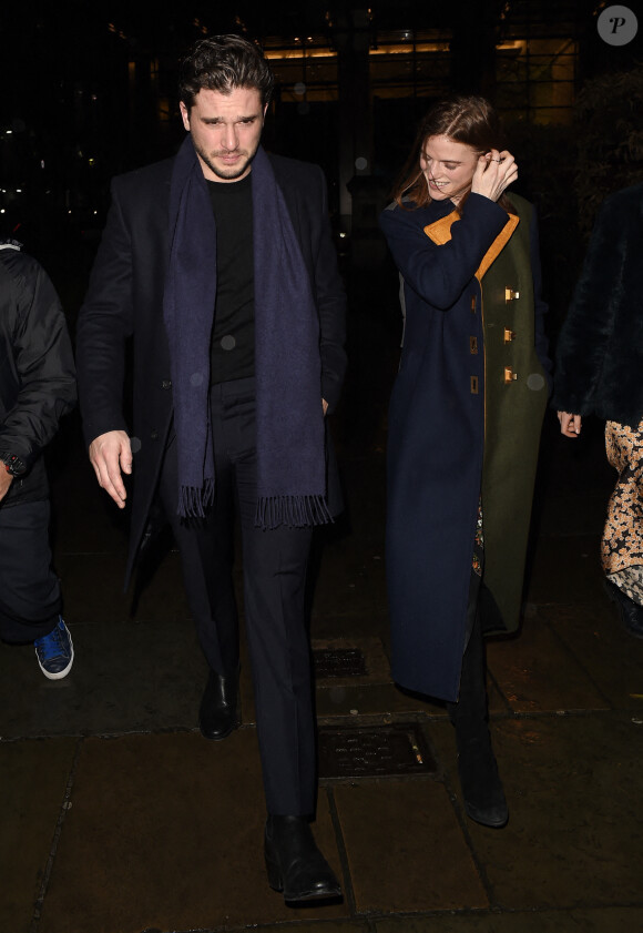Kit Harington et sa femme Rose Leslie quittent l'église St Botolph-without-Bishopsgate à l'issue de la soirée de chants de Noël de l'association "MS Society". Londres, le 10 décembre 2019.