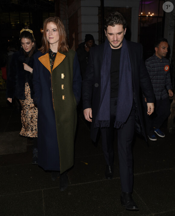 Kit Harington et sa femme Rose Leslie quittent l'église St Botolph-without-Bishopsgate à l'issue de la soirée de chants de Noël de l'association "MS Society". Londres, le 10 décembre 2019.