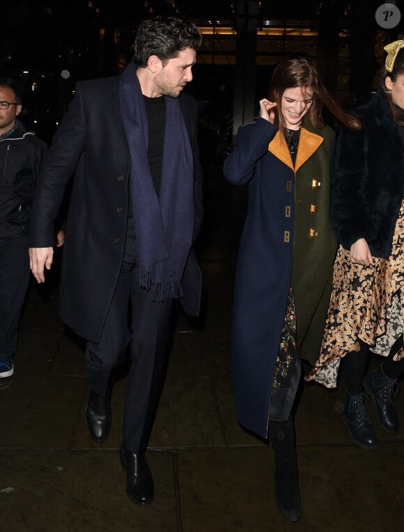 Kit Harington et sa femme Rose Leslie quittent l'église St Botolph-without-Bishopsgate à l'issue de la soirée de chants de Noël de l'association "MS Society". Londres, le 10 décembre 2019.