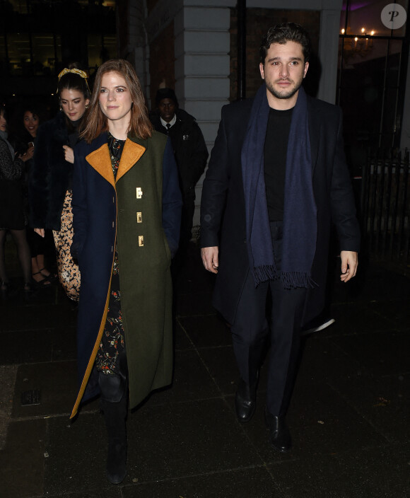 Kit Harington et sa femme Rose Leslie quittent l'église St Botolph-without-Bishopsgate à l'issue de la soirée de chants de Noël de l'association "MS Society". Londres, le 10 décembre 2019.
