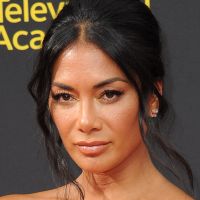 Nicole Scherzinger embrasse un candidat de X Factor dans un bar de Londres