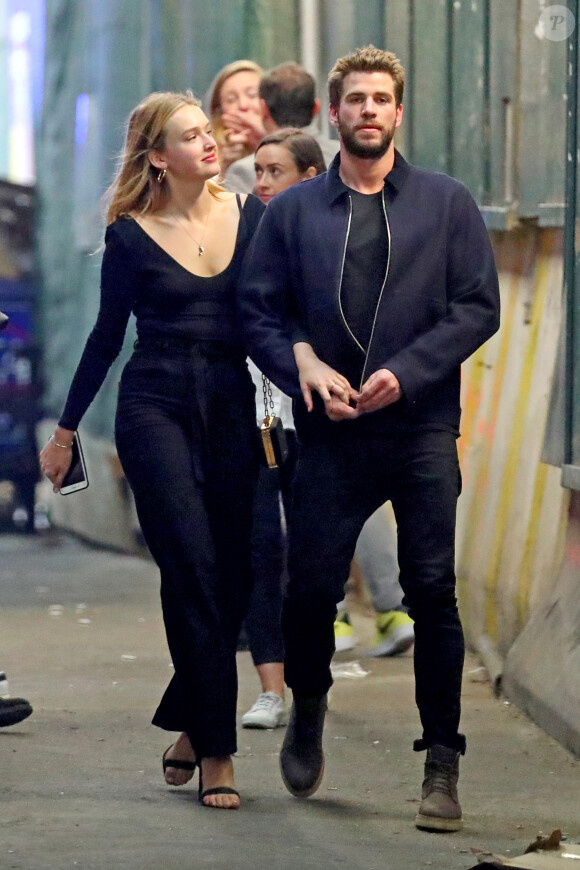 Exclusif - Liam Hemsworth et sa nouvelle compagne Maddison Brown se câlinent et s'embrassent dans les rues de New York. Les tourtereaux ont passé la soirée dans le bar The Flower Shop avant de rejoindre le 'Alley Cat Amateur Theatre', le 12 octobre 2019.