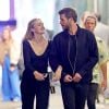 Exclusif - Liam Hemsworth et sa nouvelle compagne Maddison Brown se câlinent et s'embrassent dans les rues de New York. Les tourtereaux ont passé la soirée dans le bar The Flower Shop avant de rejoindre le 'Alley Cat Amateur Theatre', le 12 octobre 2019.