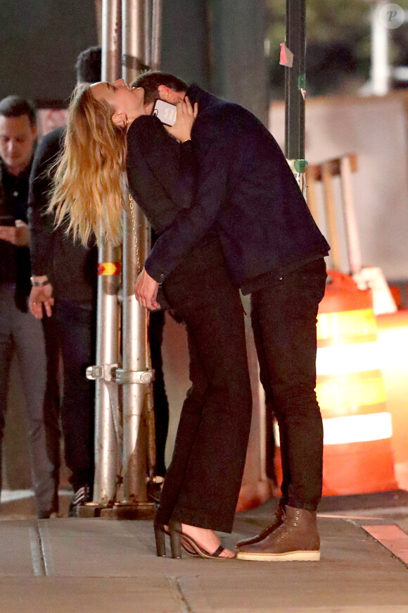 Exclusif - Liam Hemsworth et sa nouvelle compagne Maddison Brown se câlinent et s'embrassent dans les rues de New York. Les tourtereaux ont passé la soirée dans le bar The Flower Shop avant de rejoindre le 'Alley Cat Amateur Theatre', le 12 octobre 2019.