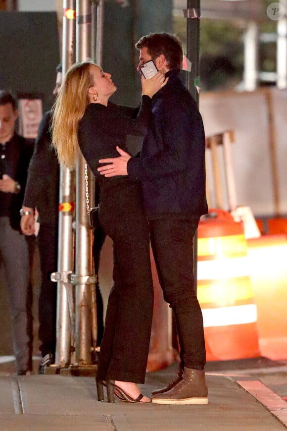 Exclusif - Liam Hemsworth et sa nouvelle compagne Maddison Brown se câlinent et s'embrassent dans les rues de New York. Les tourtereaux ont passé la soirée dans le bar The Flower Shop avant de rejoindre le 'Alley Cat Amateur Theatre', le 12 octobre 2019.