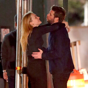 Exclusif - Liam Hemsworth et sa nouvelle compagne Maddison Brown se câlinent et s'embrassent dans les rues de New York. Les tourtereaux ont passé la soirée dans le bar The Flower Shop avant de rejoindre le 'Alley Cat Amateur Theatre', le 12 octobre 2019.