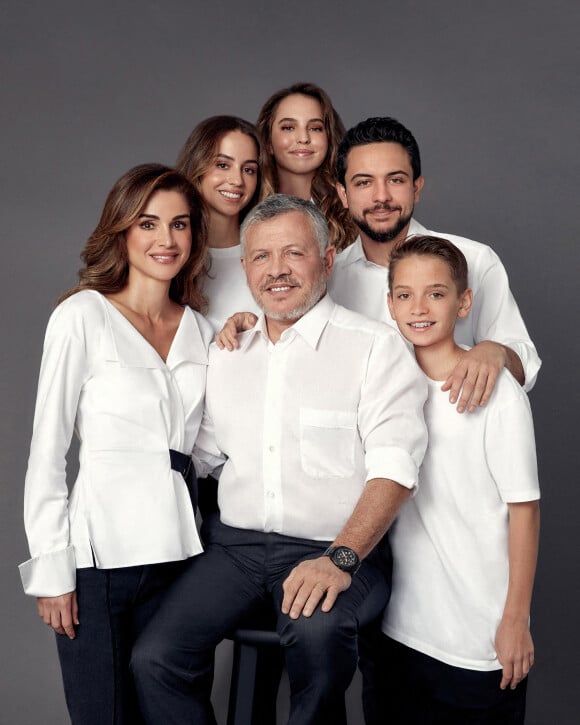 La reine Rania et le roi Abdullah II de Jordanie entourés de leurs enfants, la princesse Iman, la princesse Salma, le prince héritier Hussein et le prince Hashem, en décembre 2019 pour la photo de famille réalisée à l'occasion des voeux de la nouvelle année pour 2020.