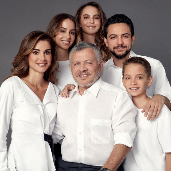 La reine Rania et le roi Abdullah II de Jordanie entourés de leurs enfants, la princesse Iman, la princesse Salma, le prince héritier Hussein et le prince Hashem, en décembre 2019 pour la photo de famille réalisée à l'occasion des voeux de la nouvelle année pour 2020.