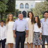 Rania et Abdullah II de Jordanie avec leurs enfants le prince Hashem, la princesse Iman, la princesse Salma et le prince héritier Hussein, posant tous ensemble devant le palais royal à Amman pour les voeux du Nouvel An 2016.