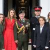 La princesse Salma, la reine Rania, le roi Abdullah II, le prince héritier Hussein, le prince Hashem et la princesse Iman de Jordanie le 11 août 2017 à Camberley en Angleterre suite à la cérémonie de sortie du prince Hussein de l'Académie militaire royale de Sandhurst.