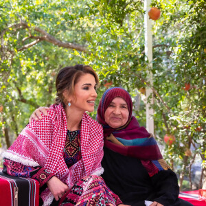 La reine Rania de Jordanie lors d'une visite dans le village de Kufrsoum à Irbid le 30 octobre 2019. © Royal Hashemite Court / Albert Nieboer / dpa / ABACAPRESS.COM