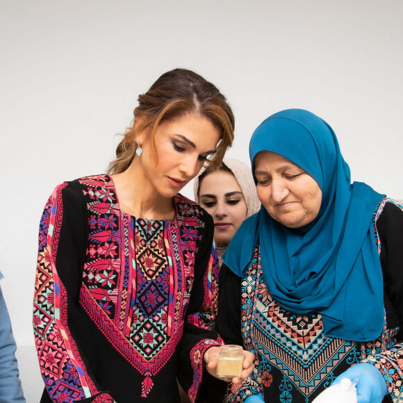 La reine Rania de Jordanie lors d'une visite dans le village de Kufrsoum à Irbid le 30 octobre 2019. © Royal Hashemite Court / Albert Nieboer / dpa / ABACAPRESS.COM