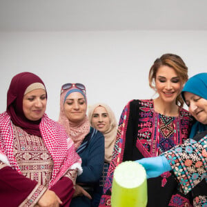 La reine Rania de Jordanie lors d'une visite dans le village de Kufrsoum à Irbid le 30 octobre 2019. © Royal Hashemite Court / Albert Nieboer / dpa / ABACAPRESS.COM