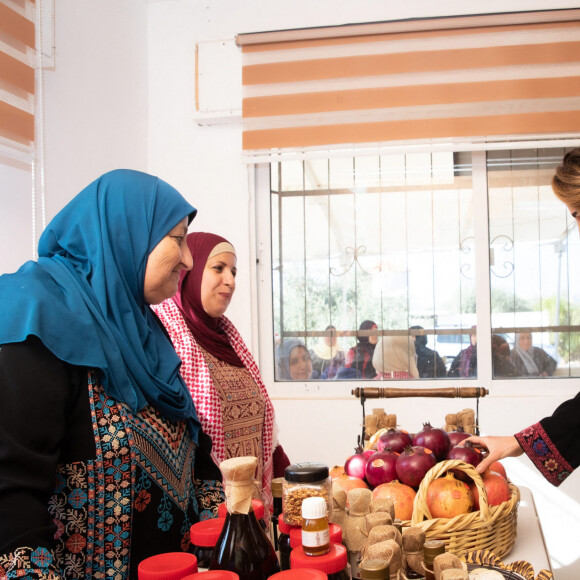 La reine Rania de Jordanie lors d'une visite dans le village de Kufrsoum à Irbid le 30 octobre 2019. © Royal Hashemite Court / Albert Nieboer / dpa / ABACAPRESS.COM